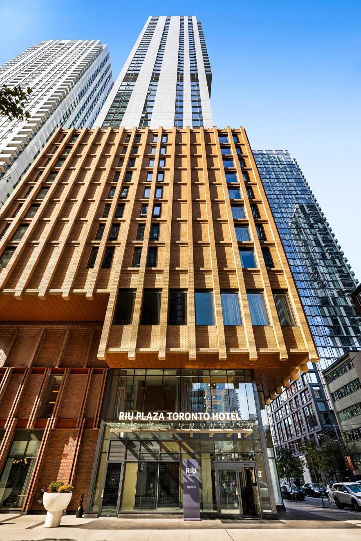 Hotel Riu Plaza Toronto — Property photograph